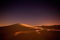 Dunas no deserto à noite