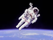Astronauta em passeio com traje extra veicular (EVA)