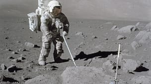 astronauta-lua Astronauta coletando solo lunar