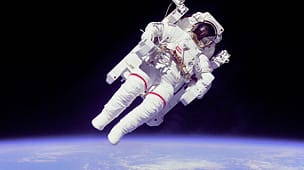 Astronauta em passeio com traje extra veicular (EVA)